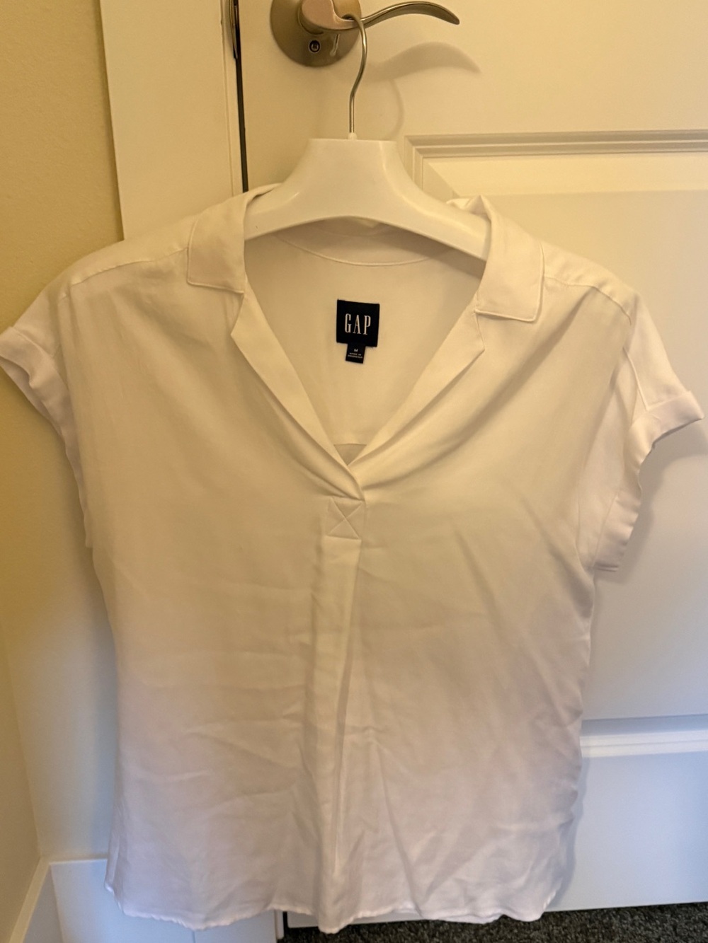 GAP Crisp White Short Sleeve V-Neck Blouse